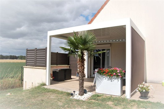 Pergola blanche et taupe