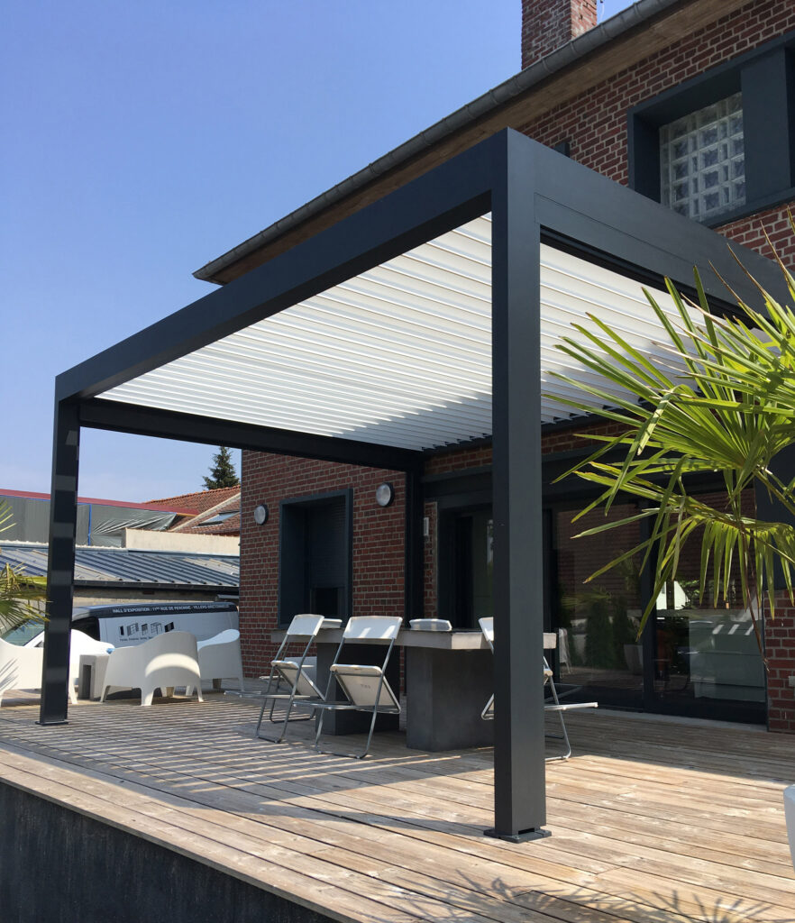 Pergola bioclimatique avec volets réglables