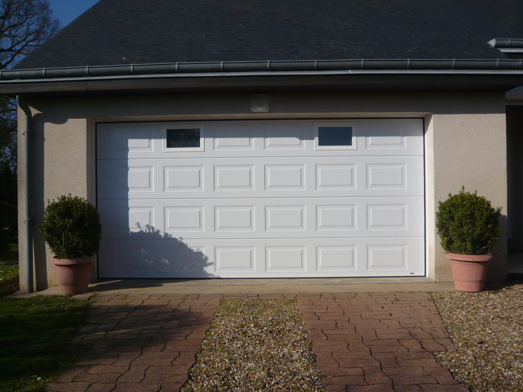 Porte de garage avec puits de lumière