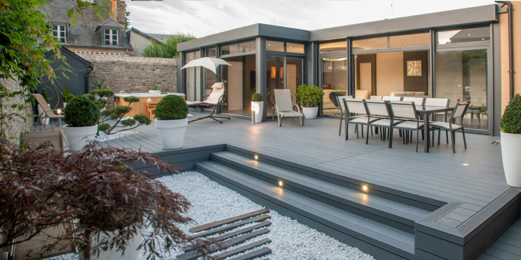 Véranda moderne au bord d'une terrasse aménagée